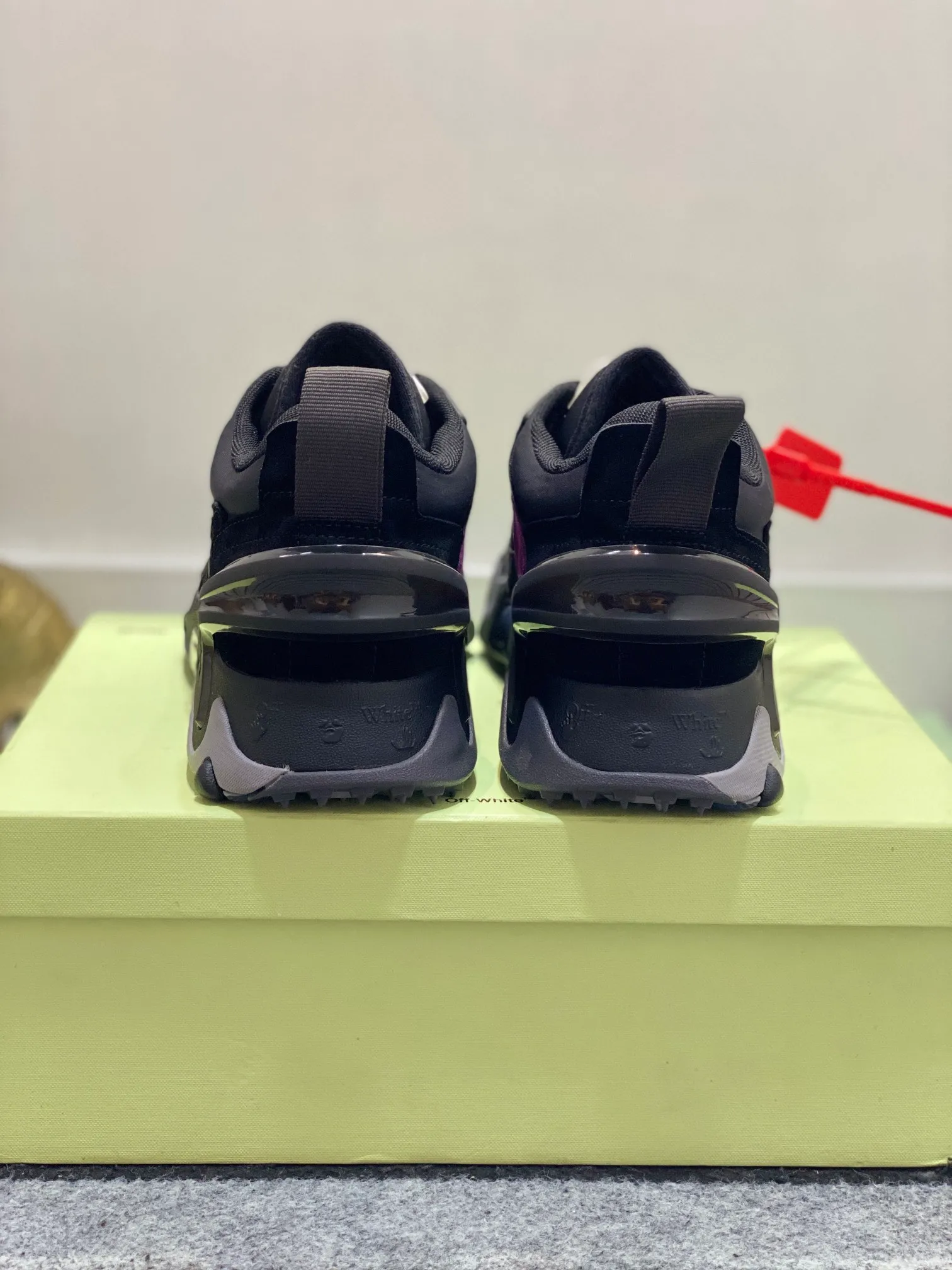 Men's shoes 💰640🌼【New】High-end boutique-OFF-WHITE x Air Jordan】1 The joint shoe design has been highly concerned by everyone. The new shoes are shown in the popular Chicago bull white and yellow LOGO color scheme. The shoe body is made of cowhide stitching and other materials. In addition to the X hidden on the inside of the leather, the oversized Swoosh, OFF-WHITE for Nike, and Air Jordan 1Birth information and the word AIR are displayed on both sides of the shoe, and OFF-WHITE's iconic details can be seen on the TPU sole and insole. You can choose a pair if you like the style. Size: 38-45 (45 customized